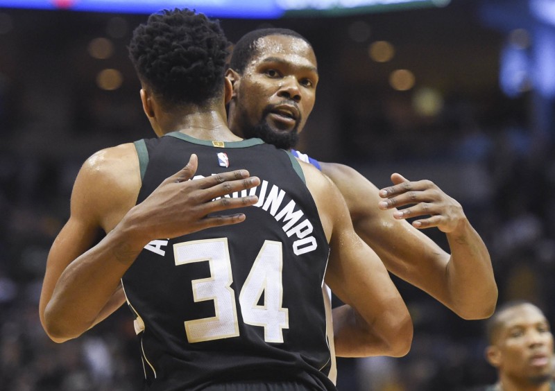 字母哥賽後與KD相擁。（USA TODAY Sports）