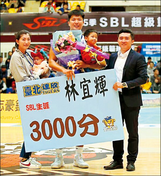 達欣林宜輝(中)達成生涯3000分的里程碑。(籃協提供) 達欣林宜輝(中)達成生涯3000分的里程碑。(籃協提供)