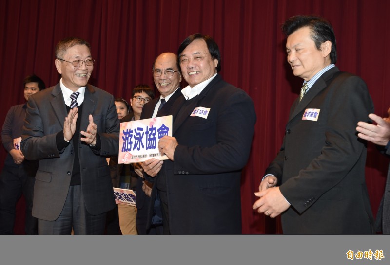 游泳協會理事長許東雄（右二）。（記者簡榮豐攝）