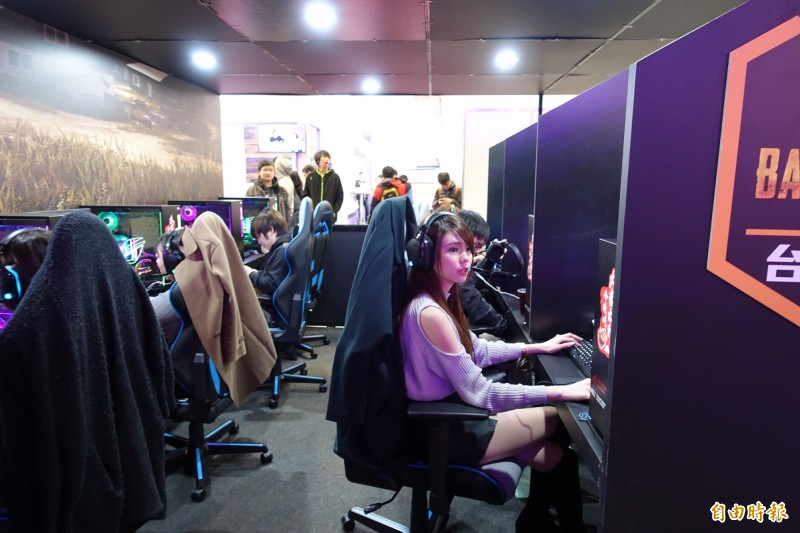 許多實況主受邀打表演賽。（記者陳耀宗攝）