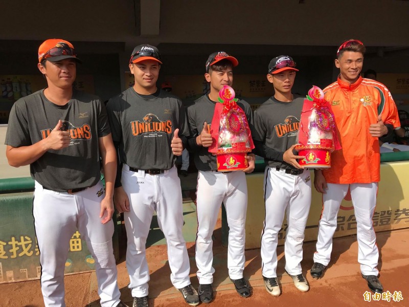 統一獅準備壽桃為元月壽星慶生，左起依序為買嘉儀、、郭阜林、陳傑憲、吳國豪、方昶詠。（記者徐正揚攝）