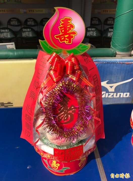 統一獅準備壽桃為元月壽星慶生。（記者徐正揚攝）