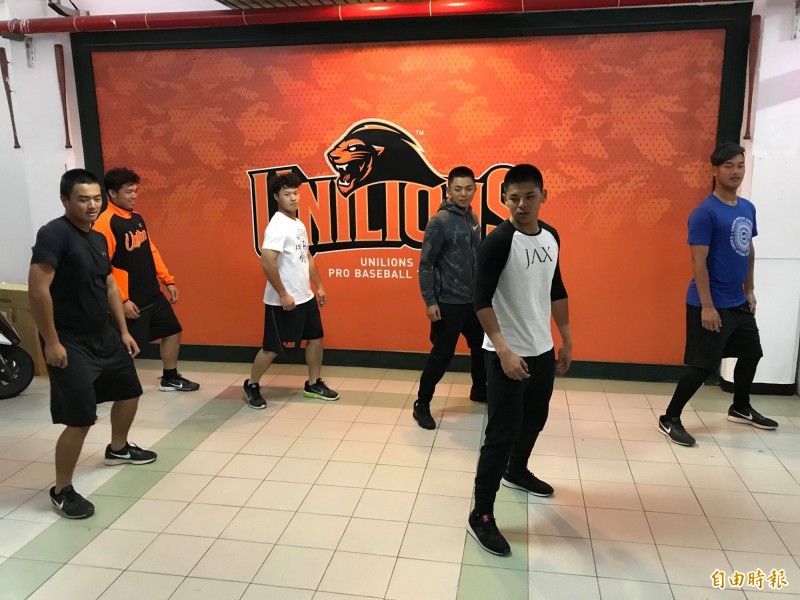 統一獅新秀練習抖肩舞。（記者徐正揚攝）