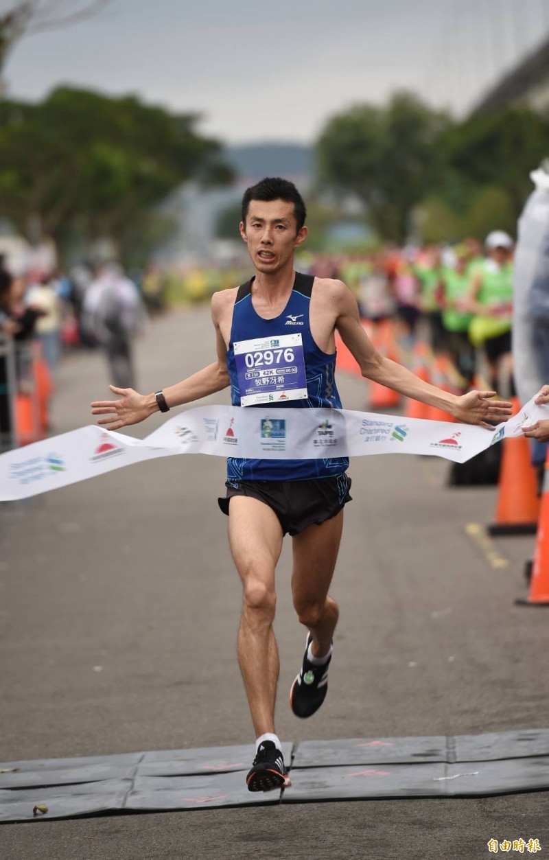2018台北渣打馬拉松28日舉行，圖為全馬男子組冠軍牧野冴希。（記者方賓照攝）