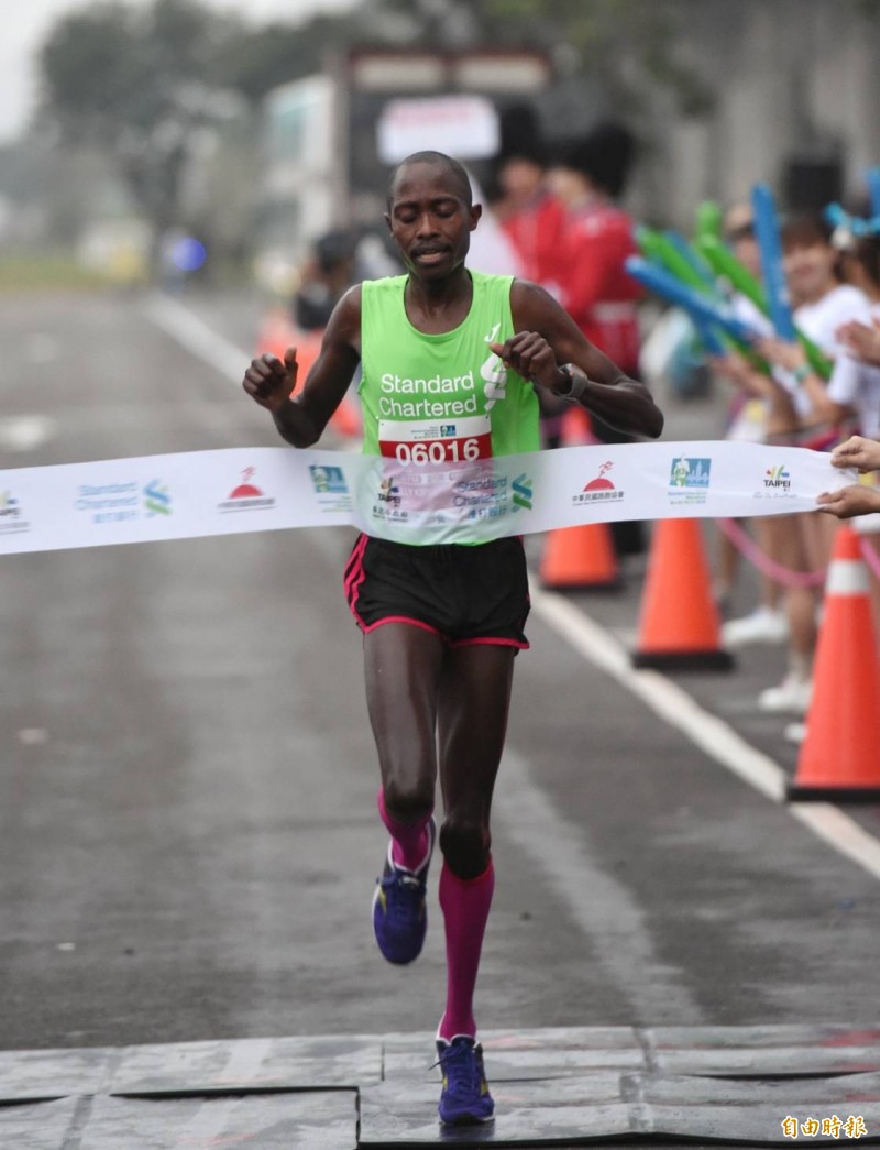 台北渣打馬拉松，半馬男子組冠軍羅地奇。（記者方賓照攝）