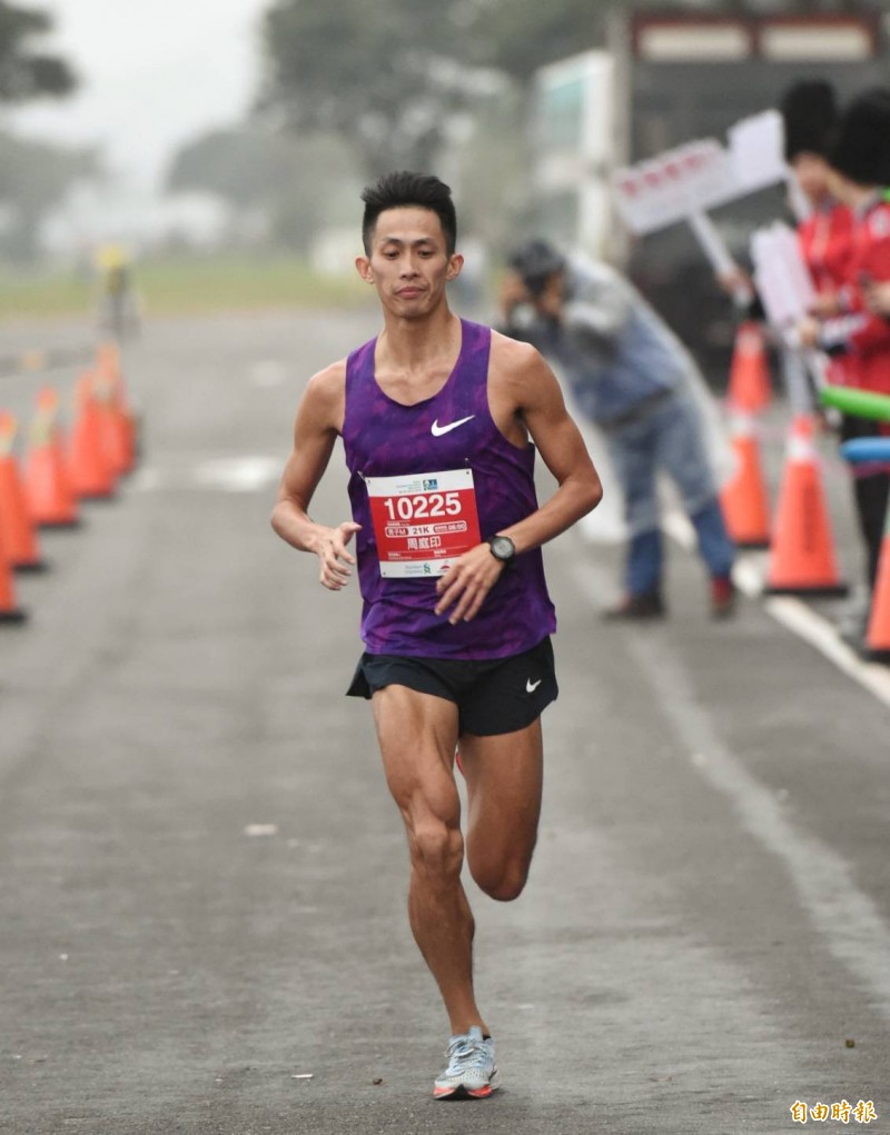 台北渣打馬拉松，半馬男子組亞軍周庭印。（記者方賓照攝）