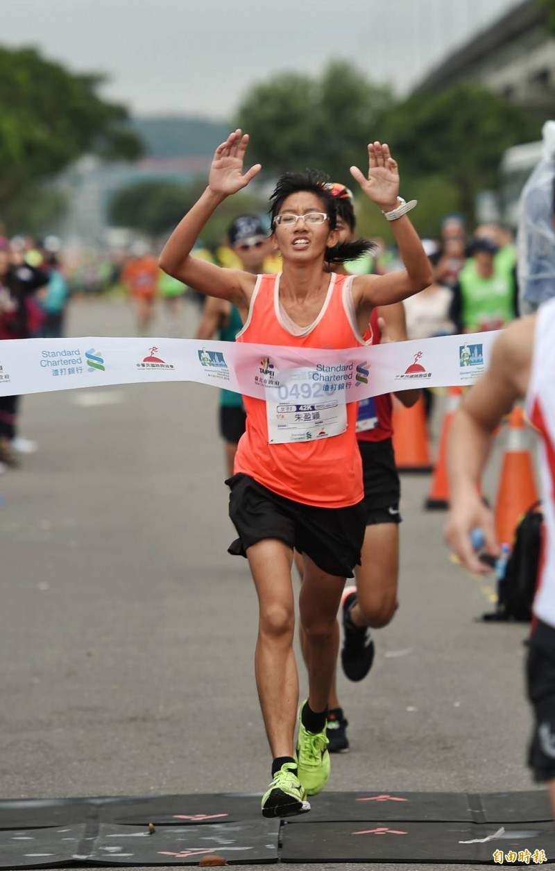 2018台北渣打馬拉松28日舉行，圖為全馬女子組冠軍朱盈穎。（記者方賓照攝）