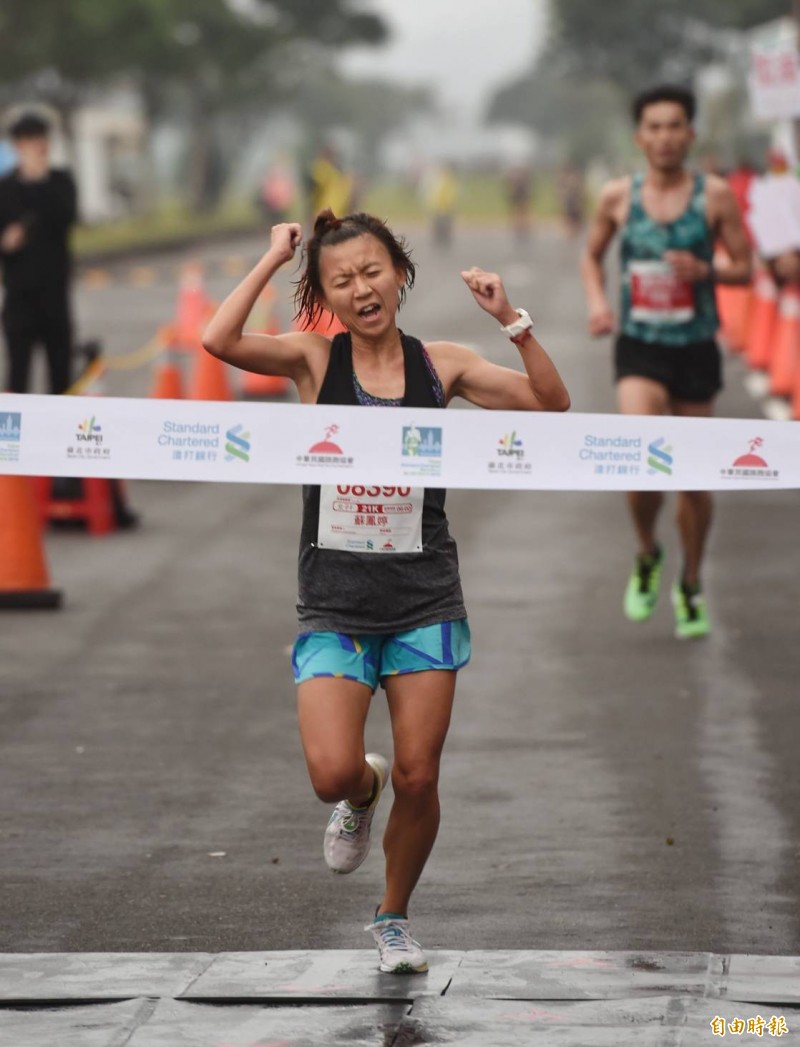 台北渣打馬拉松，半馬女子組冠軍蘇鳳婷。（記者方賓照攝）