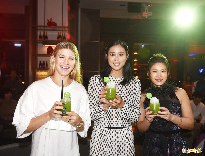 2018WTA TAIWAN OPEN選手之夜今日在台北舉行，參賽選手盛裝出席。左起布莎兒、詹皓晴、莊佳容。（記者方賓照攝）