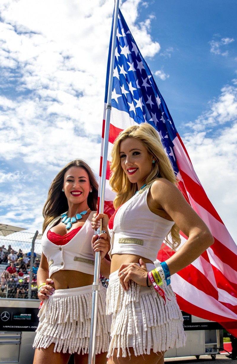 「賽車女郎」的工作內容，包括需穿著車隊贊助商的服裝、接受媒體拍照以及協助頒獎事宜，一直是F1賽車的傳統，也被視為賽事的「活廣告」。（資料照，歐新社）