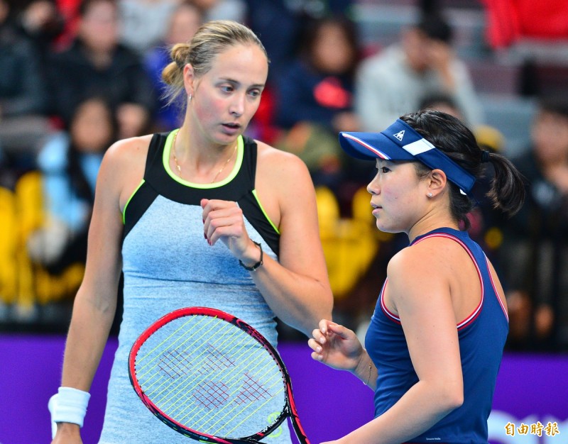 日本選手日比野菜緒（右）、喬治亞選手卡拉希妮可娃（左）。（記者王藝菘攝）