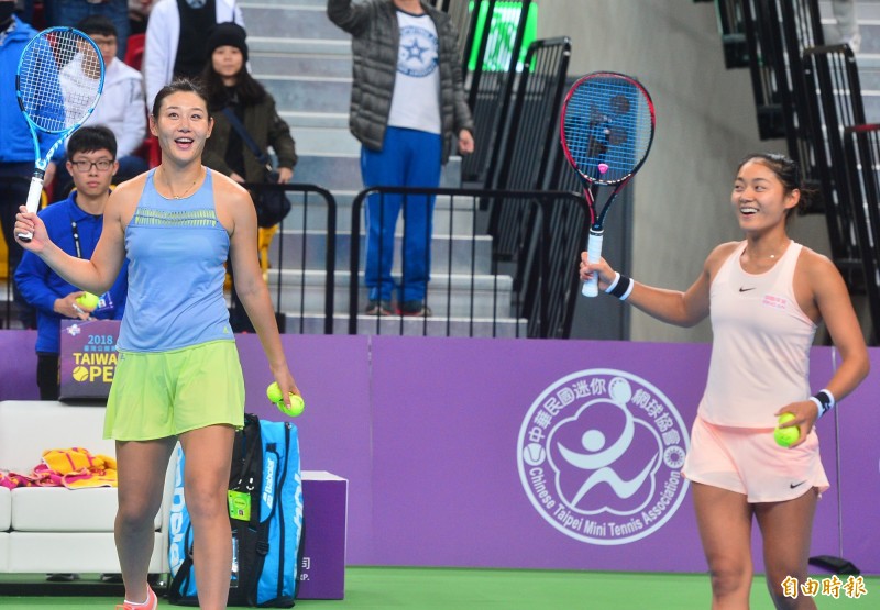 中國選手段瑩瑩（左）、王雅繁（右）首度在台灣女網封后。（記者王藝菘攝）