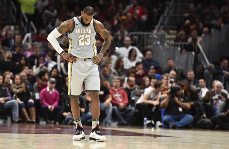 騎士今在全國轉播的主場比賽慘輸火箭32分。（USA TODAY Sports）