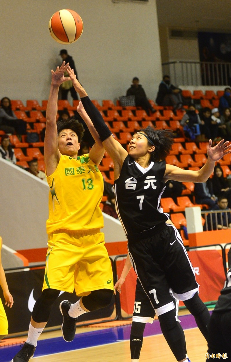 WSBL女子籃球聯賽，台元對國泰，國泰陳鈺君（左）帶球上籃，台元球員防阻不及。（記者王藝菘攝）