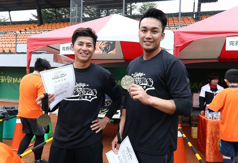 陳傑憲（左）和潘彥廷秀出「完賽證書」。（統一獅提供）