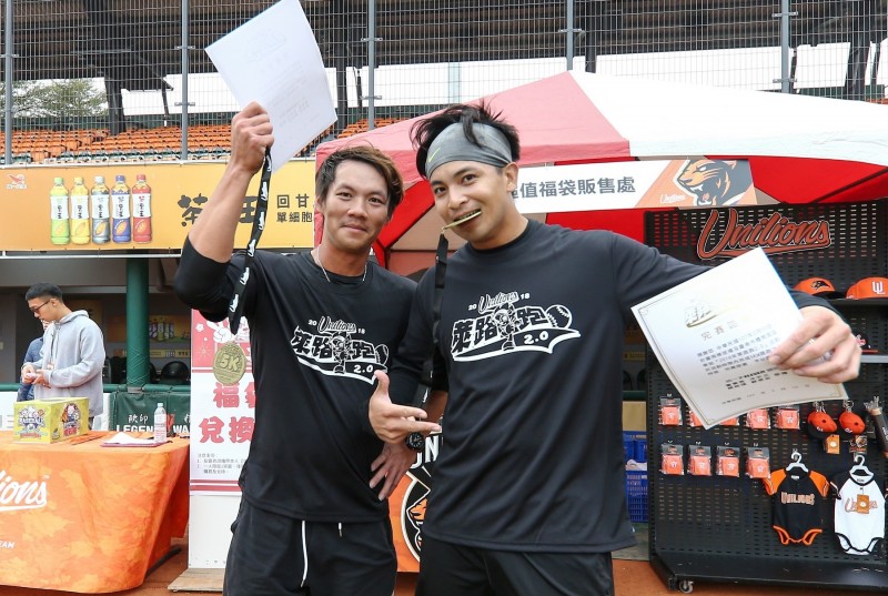 羅國龍（左）和郭阜林也領到完賽證書。（統一獅提供）