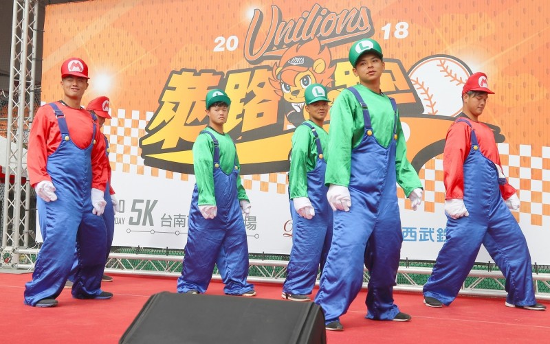 獅隊新秀大秀舞藝。（統一獅提供）