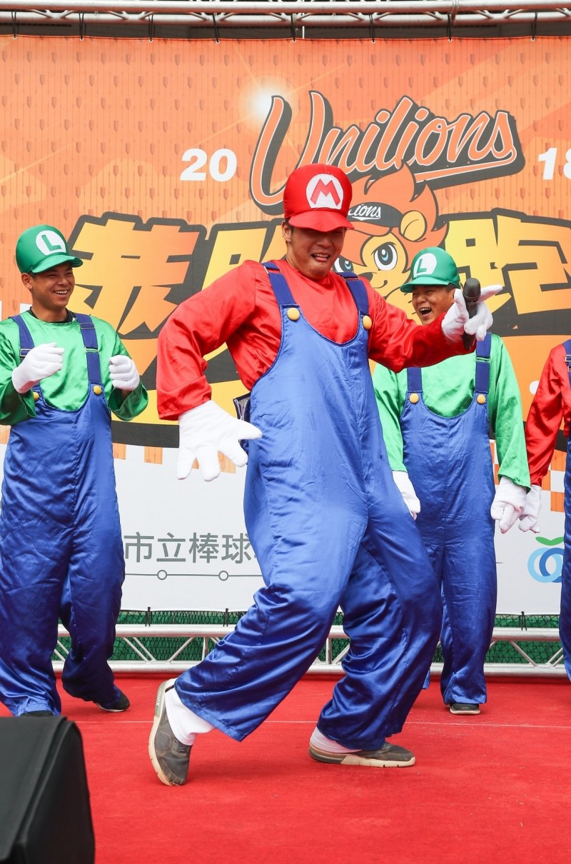 鄭鈞仁跳舞即興發揮。（統一獅提供）