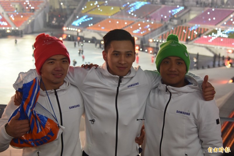 雪橇選手連德安（中）獲得小選手的祝福。（特派記者卓佳萍攝）