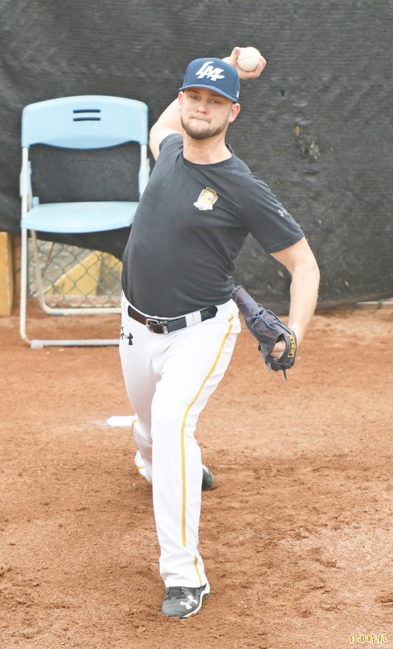 Lamigo桃猿新洋投克恩三世牛棚投球。（記者黃志源攝）