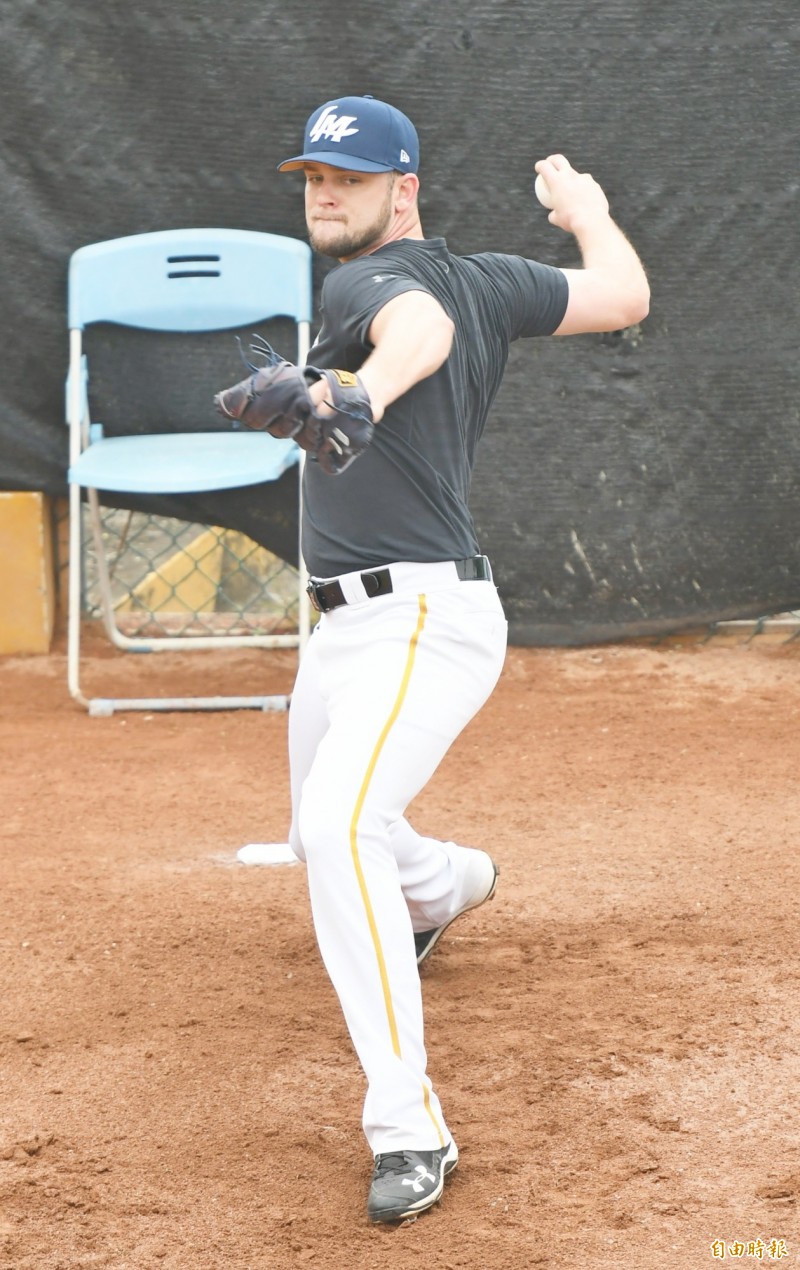 Lamigo桃猿新洋投克恩三世牛棚投球。（記者黃志源攝）