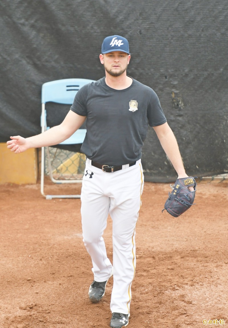Lamigo桃猿新洋投克恩三世3天前向猿隊報到，今天在牛棚練投。（記者黃志源攝）