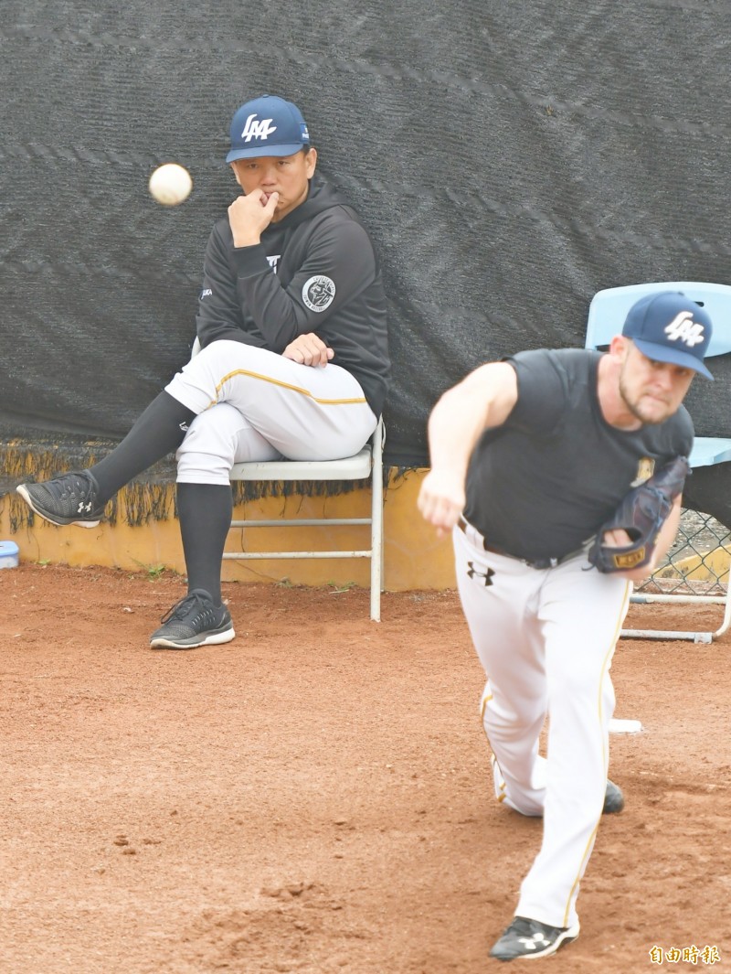 Lamigo桃猿新洋投克恩三世（右）進牛棚投球，總教練洪一中（左）在旁觀看投球。（記者黃志源攝）