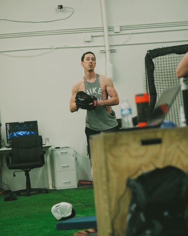 林西肯數月前自主訓練時已是肌肉男。（取自推特）