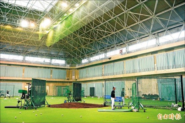 桃猿總教練洪一中盛讚羅德隊室內練習場設備。（特派記者陳志曲攝）