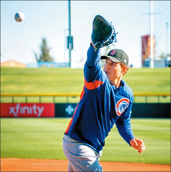 畢業於道格拉斯高中的小熊明星一壘手瑞佐，戴上母校校帽，向槍擊案罹難者致意。（取自瑞佐推特）