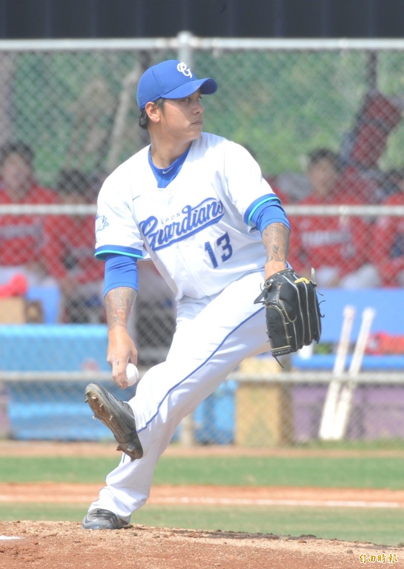 富邦悍將先發投手陳鴻文頻頻被擊出安打，但靠隊友守備幫忙未失分。（記者黃志源攝）
