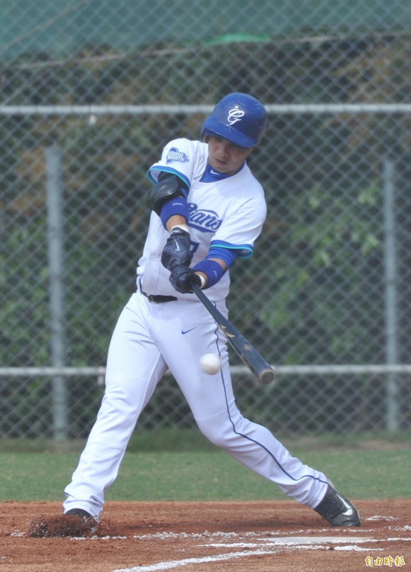富邦悍將張正偉先發出賽，擔任第1棒、守右外野。（記者黃志源攝）