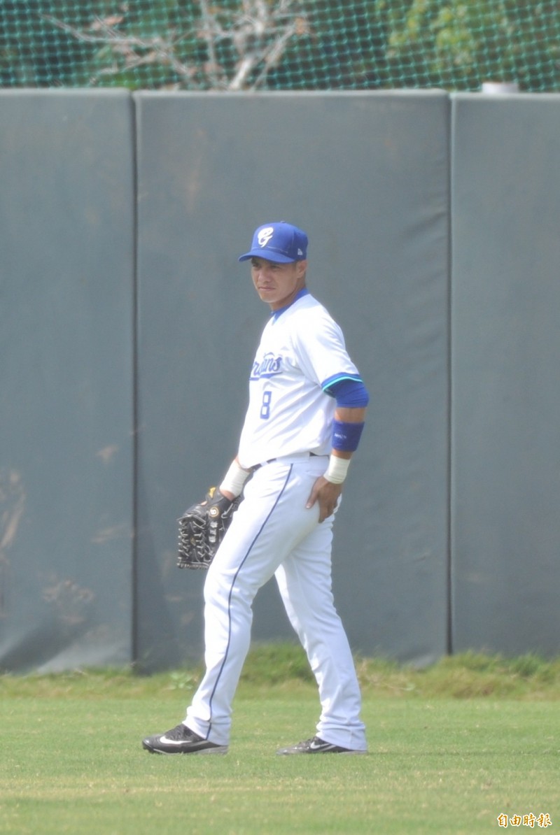 富邦悍將張正偉先發出賽，擔任第1棒、守右外野。（記者黃志源攝）