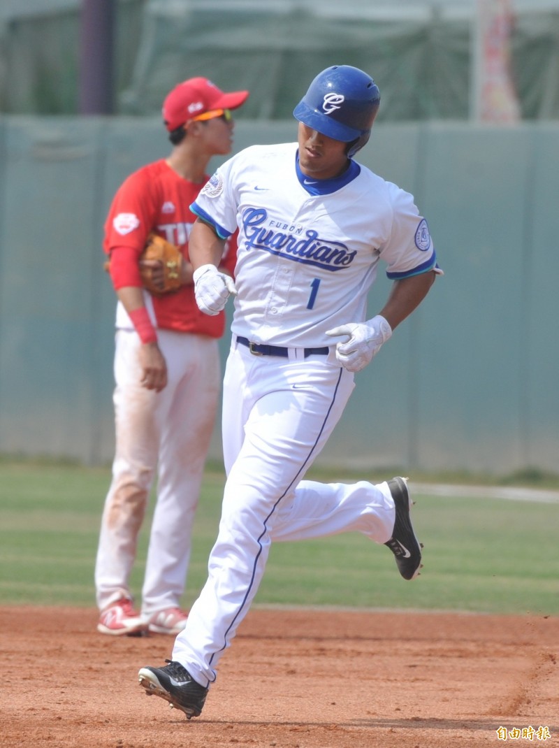 富邦悍將打者林哲瑄首打席擊出全壘打。（記者黃志源攝）