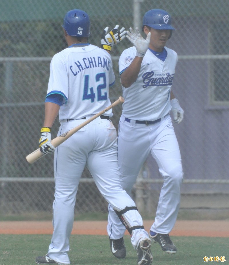 富邦悍將打者林哲瑄首打席擊出全壘打。（記者黃志源攝）