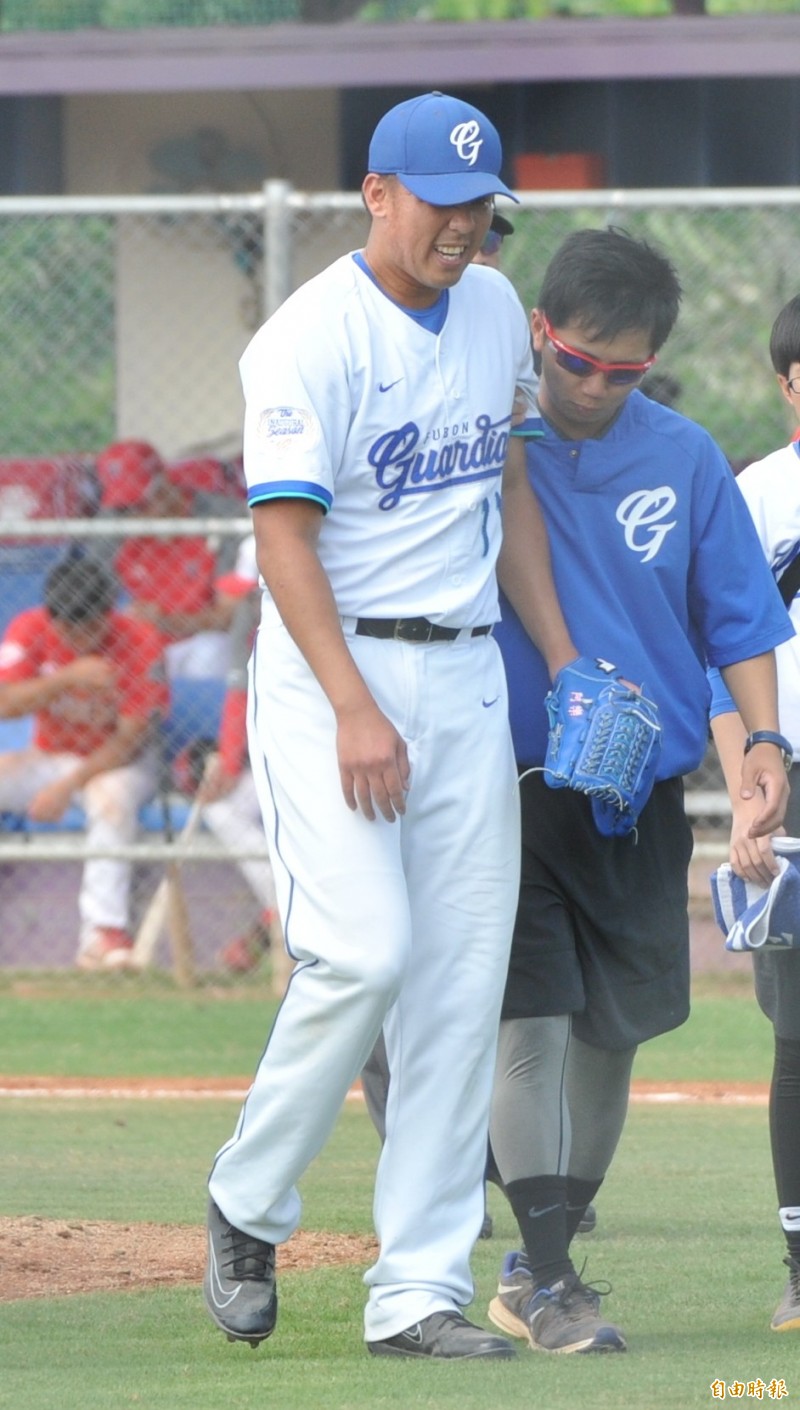 富邦悍將中繼投手林晨樺只投1人次即遭強襲球擊中退場。（記者黃志源攝）