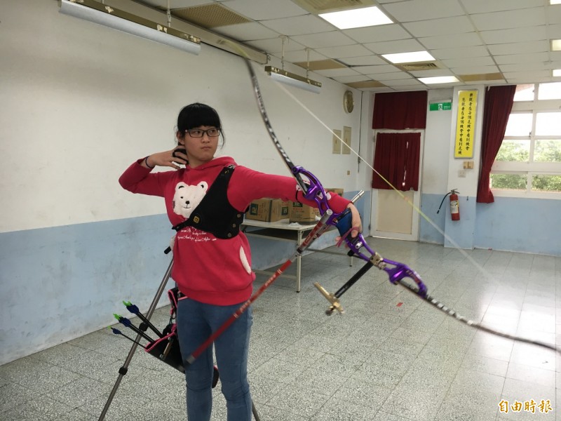 射箭明日之星！新竹市蘇思蘋取得世界中學生運動會射箭國手資格，她曾在國二時就拿到金牌，極具發展潛力。（記者洪美秀攝）