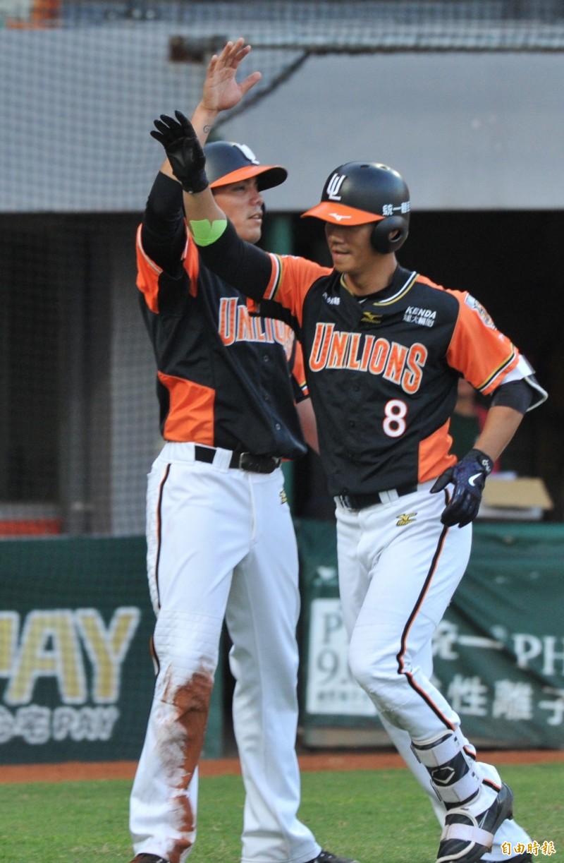 統一獅打者羅國龍擊出２分打點全壘打。（記者黃志源攝）