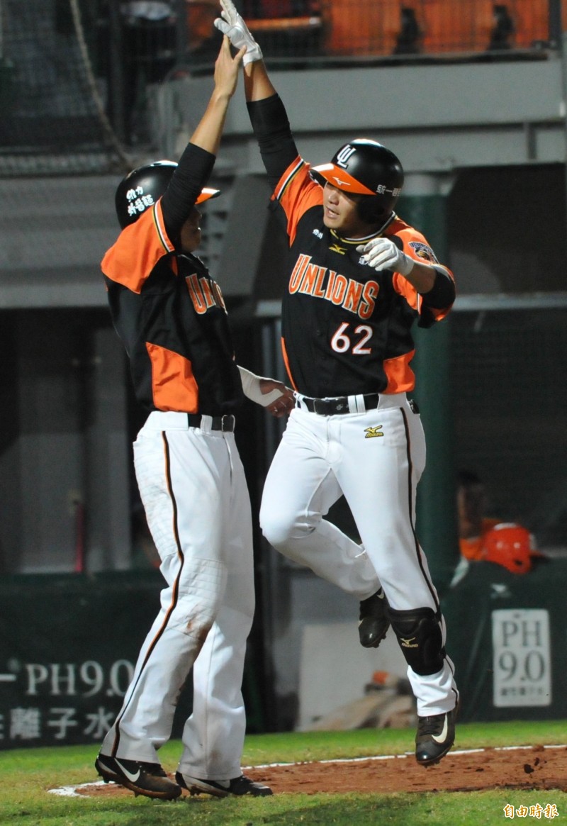 統一獅打者吳桀睿擊出３分全壘打。（記者黃志源攝）