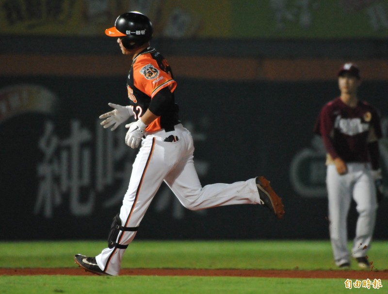 統一獅打者吳桀睿擊出３分全壘打。（記者黃志源攝）
