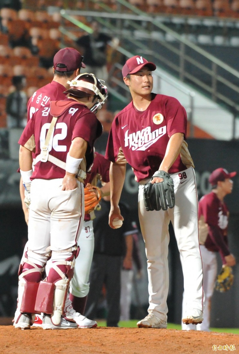 韓層耐克森英雄更換多位投手仍無力壓制統一獅打線。（記者黃志源攝）