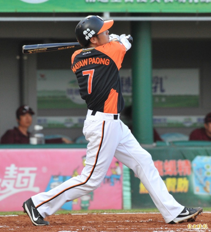 統一獅打者黃恩賜擊出２分打點三壘安打。（記者黃志源攝）