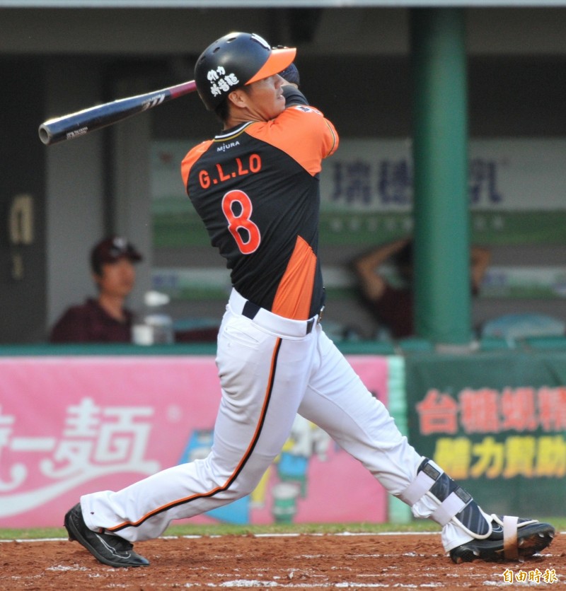 統一獅打者羅國龍擊出２分打點全壘打。（記者黃志源攝）