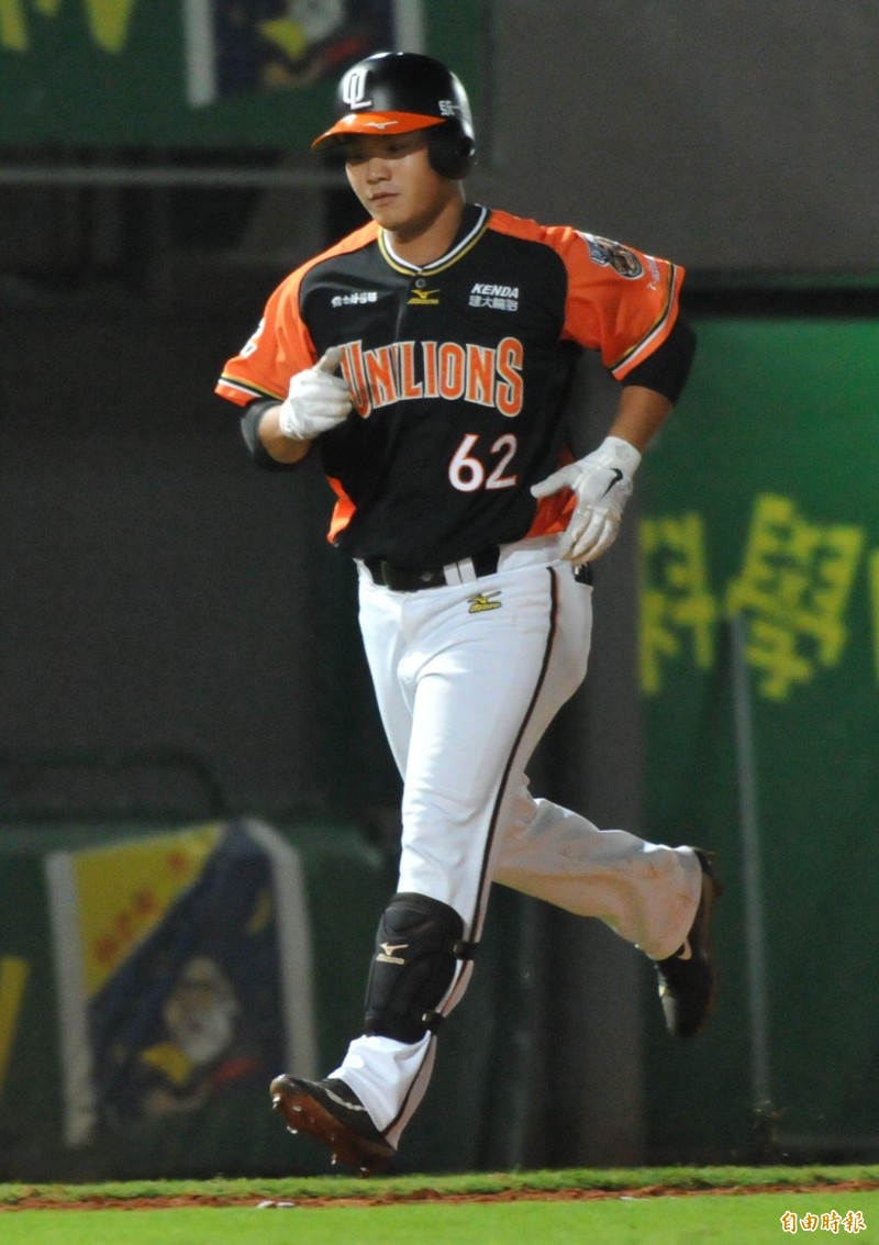 統一獅打者吳桀睿擊出３分全壘打。（記者黃志源攝）
