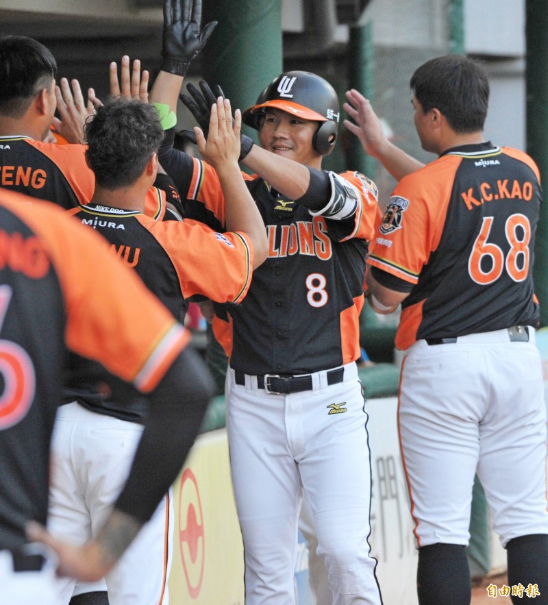 統一獅羅國龍熱身賽今天猛打獲選MVP。（記者黃志源攝）