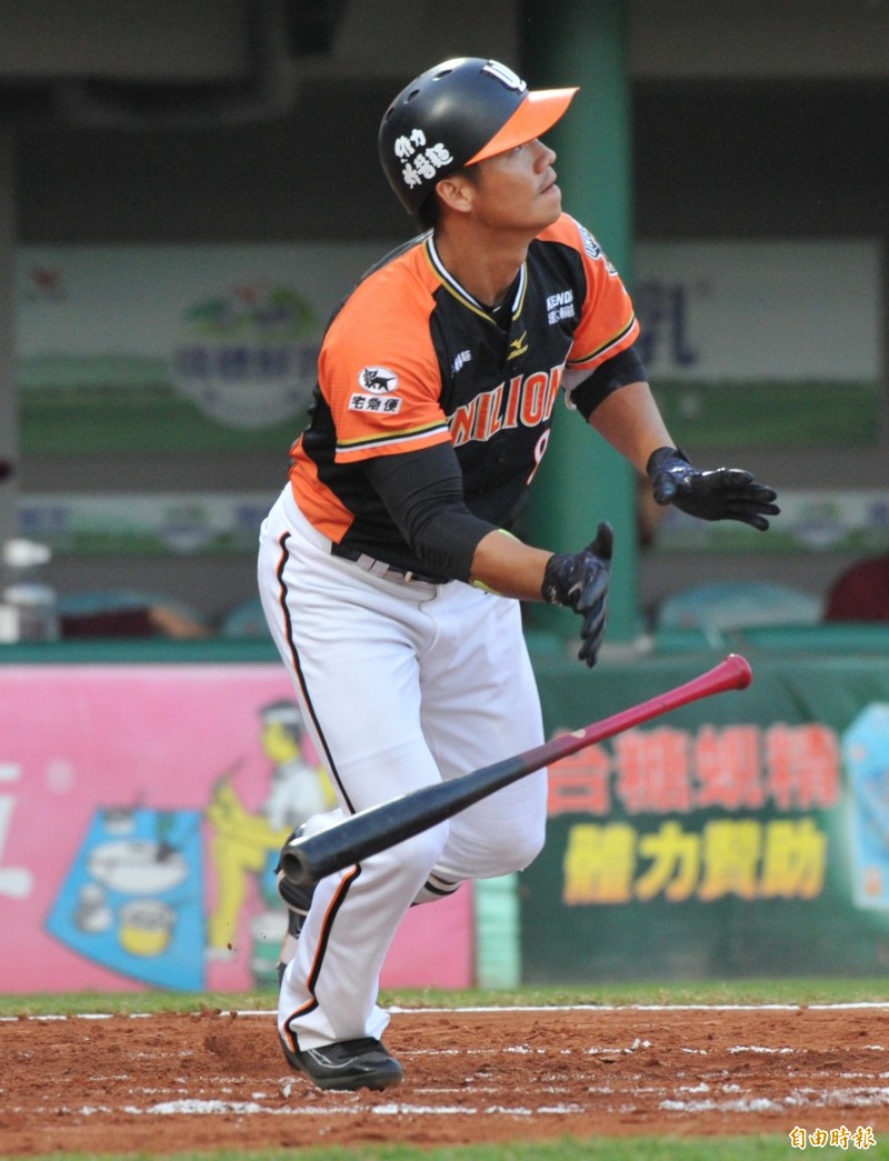 統一獅打者羅國龍擊出２分打點全壘打。（記者黃志源攝）