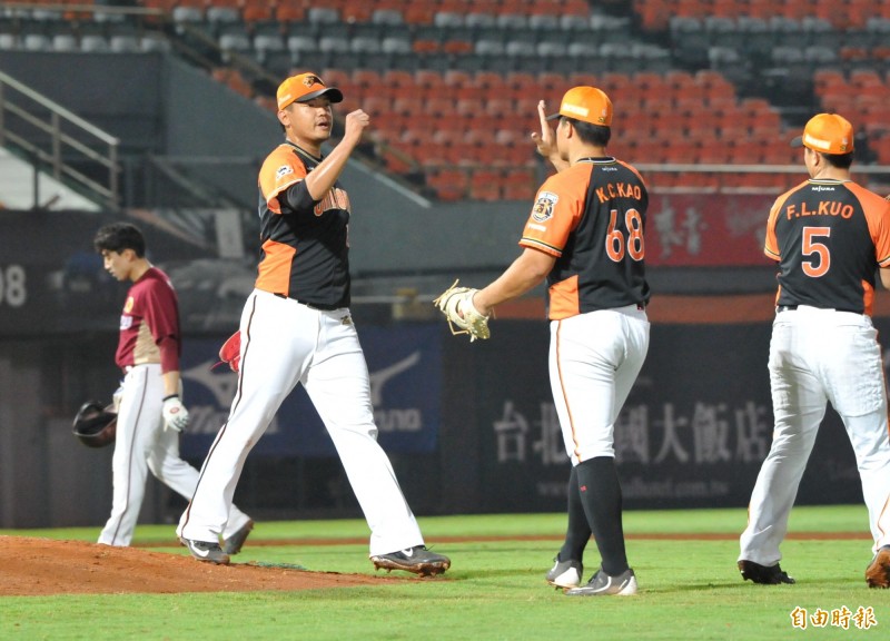 統一獅勝耐克森英雄。（記者黃志源攝）