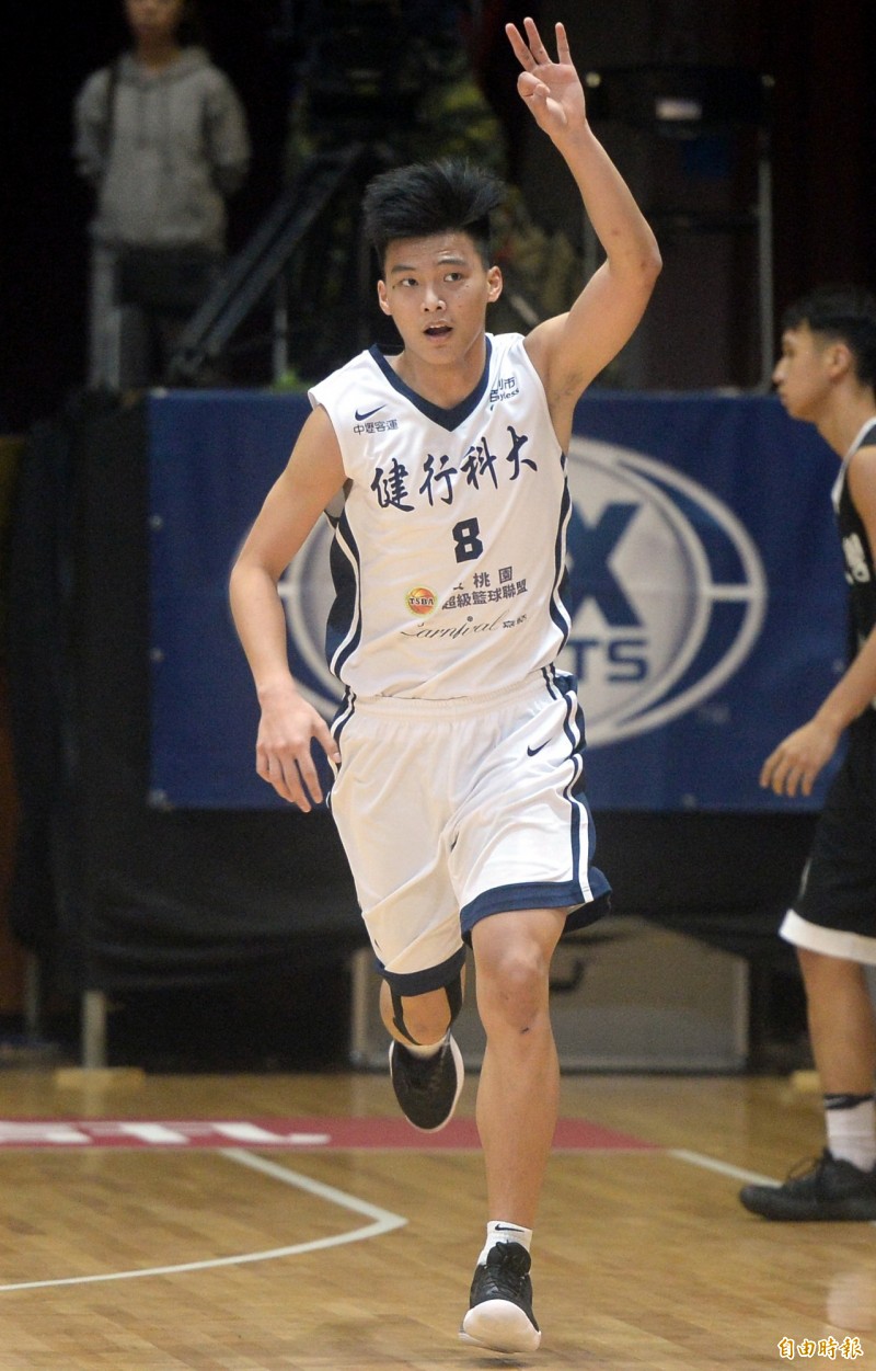 健行朱雲豪飆進三分球。（記者林正堃攝）