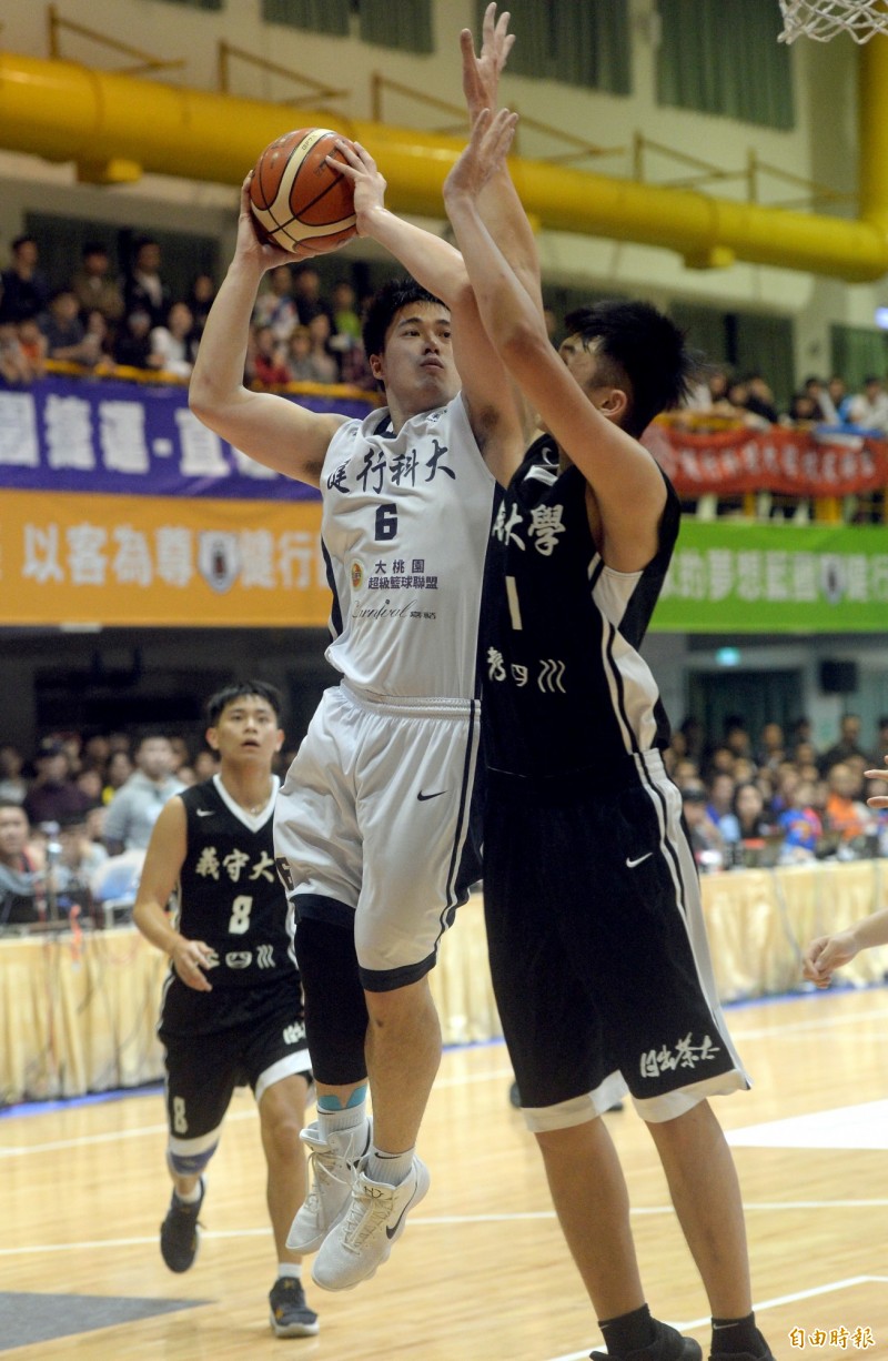 健行林冠均拉桿上籃。（記者林正堃攝）