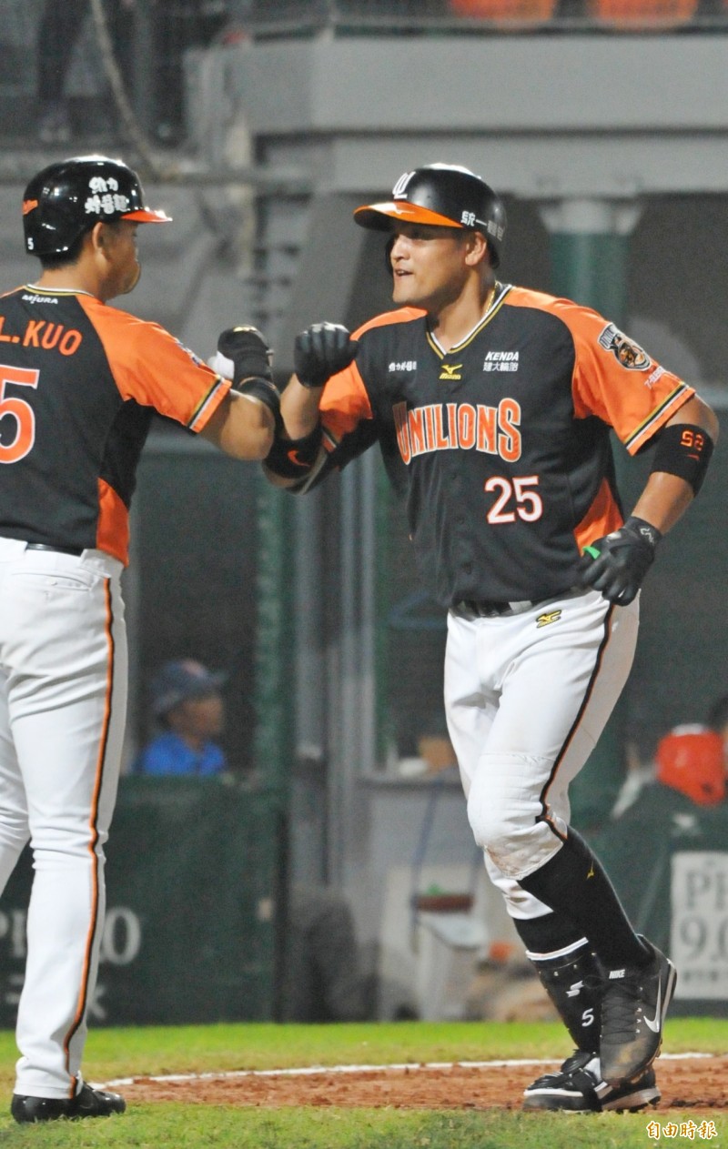 統一獅打者鄧志偉擊出陽春砲。（記者黃志源攝）